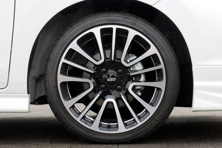 ホンダ・フィットe：HEV RS 無限パーツ装着車（17インチアルミホイール「MDE」）