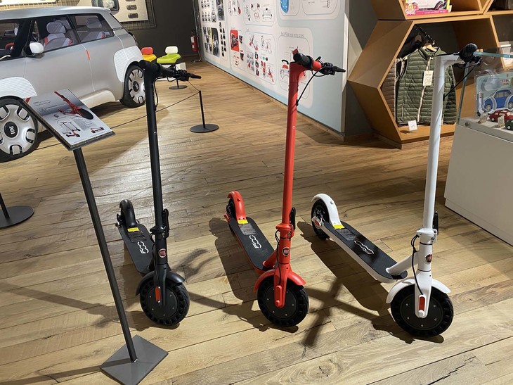 「フィアット500」の電動キックスケーターは439ユーロ（約5万6000円）。モーター出力は350Wで、満充電からであれば20～25kmほど航続できる。