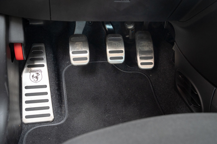 滑り止めのラバーが付いたスポーツペダル。ブレーキとアクセルペダルの位置関係はバッチリで、無駄にヒール＆トーをしたくなってしまった。