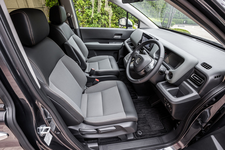 ブラックとカーキの2トーンカラーでコーディネートされた「フリード クロスター」のインテリア。全シートにプライムスムースとはっ水・はつ油機能のある「ファブテクト」のシート表皮が採用されている。試乗した5人乗りの4WD車「フリードe：HEVクロスター」の車両本体価格は339万3500円。