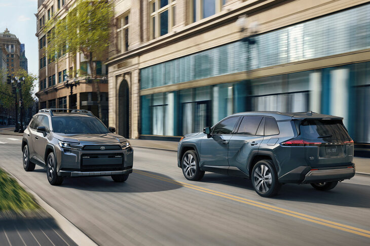 清水「『RAV4』は都会派SUVの先駆けだったんだから、新型は街に帰ろう！」　
	ほった「その割に、トヨタが用意した広報画像にも、街っぽいロケーションのものは少ないんですよねぇ。つくり手はどこを志向しているんでしょうか」