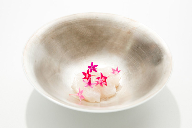 2皿目の「水と魚」。高級魚・アコウの刺し身。梨の発酵ジュースを合わせることで、ほんのりとした甘みも。