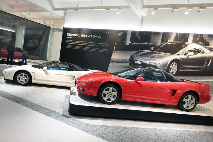 写真右から、世界初の総アルミボディーが採用されたミドシップのスーパースポーツ「NSX」（1990年）と、その高性能バージョンである「NSX-R」（1992年）。