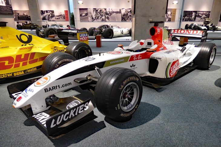 ホンダコレクションホールに収蔵される「B・A・R006」。2004年シーズンのB・A・Rは非常に好調で、コンストラクターズランキング2位を獲得。佐藤琢磨も同車を駆り、アメリカGPでは3位で表彰台に登った。