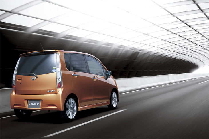 ダイハツでは以前にも「ムーヴ」にアダプティブクルーズコントロールやプリクラッシュセーフティーシステムをオプション装備したことがあったが、高額だったうえに必要性や利便性を訴求できなかったため、広く普及するには至らなかった。（写真＝ダイハツ工業）