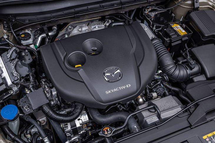 2代目「CX-5」に搭載された2.2リッター直4ディーゼルターボエンジン「SKYACTIV-D 2.2」。最高出力200PS、最大トルク450N・mを発生し、6段ATと組み合わされる。最新の3代目CX-5に同エンジン搭載モデルはラインナップされない。