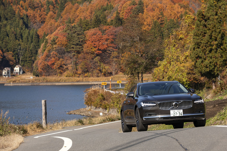 野尻湖の周囲にある紅葉真っただ中のワインディングロードで、「V90 B6 AWDインスクリプション」のハンドリングを味わう。