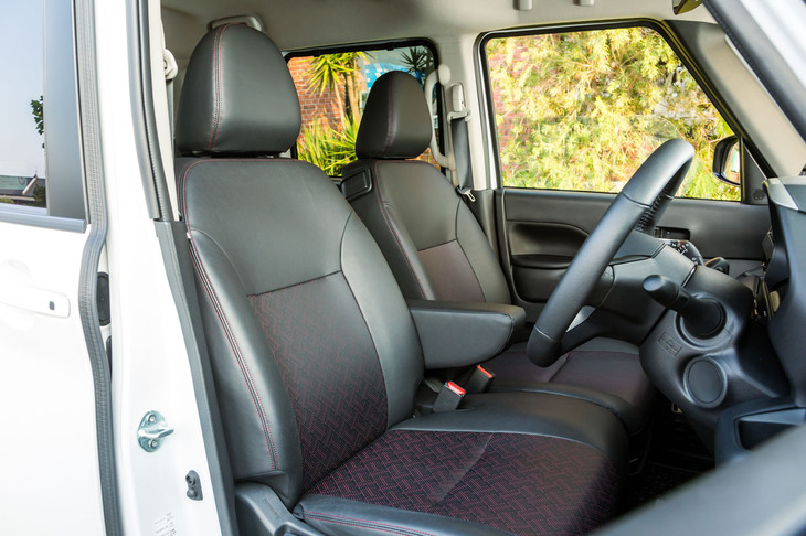 合皮のシートには小さな穴が無数に開けられており、籠目模様を描き出す。着座感は柔らかめ。