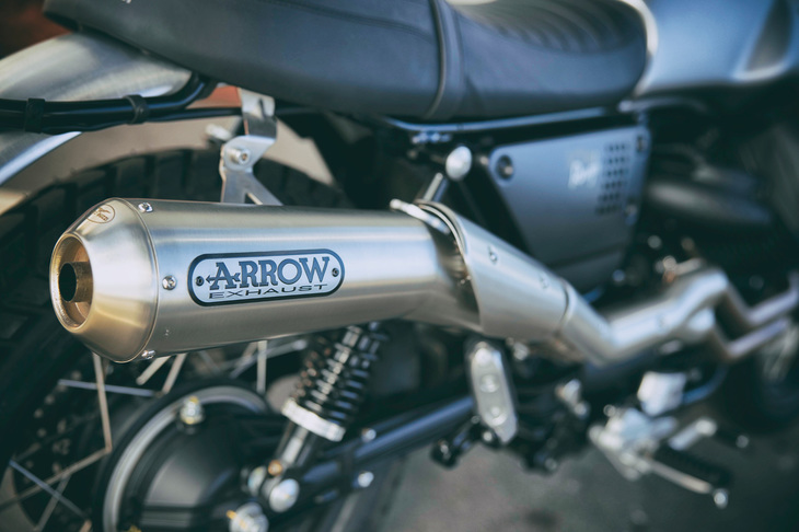 2-1管のアロー製アップマフラーは純正アクセサリーとして用意されているもの。「V7」シリーズの他のモデルでも装着可能となっている。
