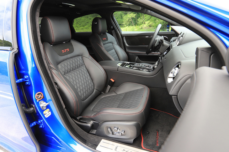 各所にソフトグレインレザーが用いられたインテリア。内装色には、エボニーのモノトーンと、エボニーとアイボリーのツートンを用意。各部に施されるステッチの色は、前者はピメント（赤）、後者はエボニーとなる。