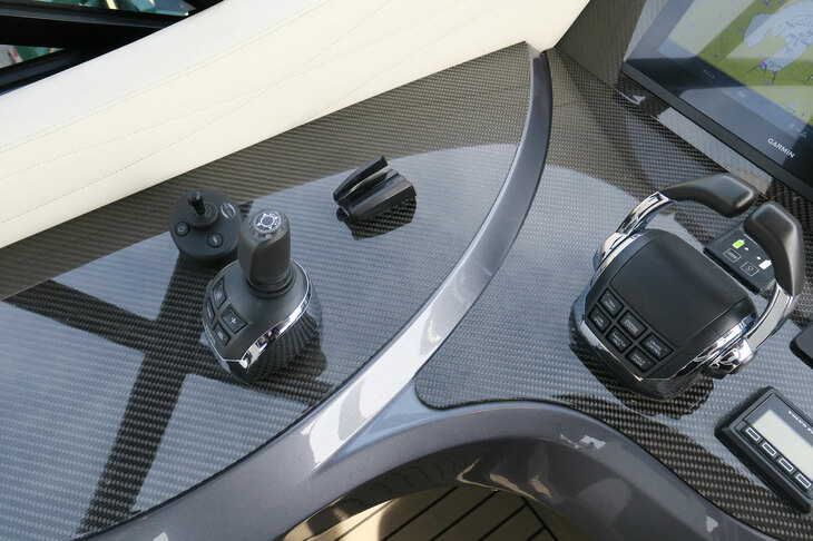 レクサスLY650（操縦席）