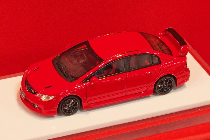 onemodelは1/18と1/64をラインナップしているが、「1/64でも1/43なみの表現」を目指しているという。これはその1/64の「ホンダ・シビック タイプR」（FD2）。発売時期未定で価格は4298円。