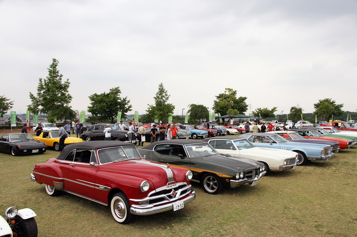 広大な八王子山公園の芝生広場に並んだクラシックカー＆スーパーカー。