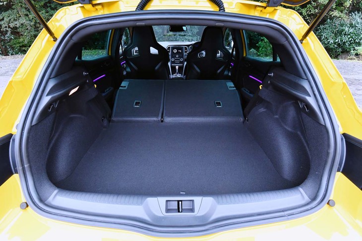 
	ラゲッジスペースは、60：40分割式の後席を倒すことで、大きな荷物の積載にも対応できる。
	