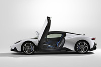 「マセラティMC20」はF1由来の燃焼技術を採用した3リッターV6ツインターボエンジン「ネットゥーノ」をリアミドに積んでいる。