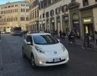 ひさしぶりに訪れた、フィレンツェ旧市街にて。いきなり「日産リーフ」のタクシーが増えていた！