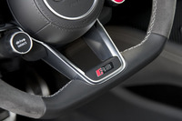 「アウディドライブセレクト」のスイッチは、ステアリングのスポーク脇に配置されている。