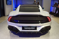 2023年1月に発表された「DBS 770アルティメット」よりもリアの左右幅が10mm広がった。7つのLEDで構成されるリアコンビランプデザインが目を引く。