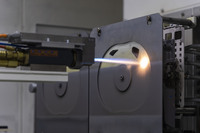 サイドハウジングの摺動（しゅうどう）面に2000度近い温度で特殊な粉末を吹き付ける高速フレーム溶射を採用。摩耗の低減を図り、オイルシールの機能を確保する役割を担う。これはルマン優勝車「マツダ787B」のエンジンにも採用されていた技術である。