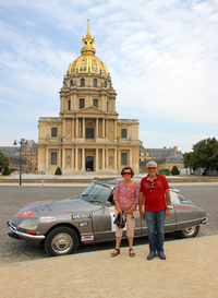 ゴディショー夫妻と1973年「シトロエンDS23」。英国車、フランス車ともにコレクション歴は豊富だが、これだけ長いレイドは初めてとのこと。