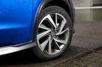 グレー塗装のアルミホイールも「ツーリング・HondaSENSING」専用。今回のテスト車には「ミシュラン・プライマシー3」タイヤが装着されていた。