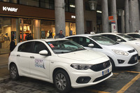 トリノ市街のタクシープールにて。イタリア一般ユーザーの間で目下人気の新型「フィアット・ティーポ」が早くもタクシーとして使われ始めている（手前）。