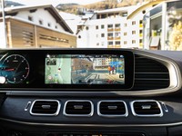 ダッシュボードのセンターには、フロントグリルのルーバーをモチーフにしたという四角いエアベントが4つ並べてレイアウトされる。