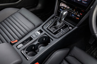 シフトレバーの左サイドに、走行モード切り替えスイッチを配置。走行モードは「EVモード」「ハイブリッドモード」「GTEモード」の3種類から選択できる。