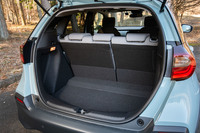 大開口のラゲッジスペースや後席の座面はね上げ機構などがかなえるユーティリティーの高さは健在。ハイブリッド車では、荷室の床面にささやかながらも段差が付くのが玉にきずだ。