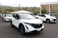 こちらはEVの試乗用車両。手前の「日産アリア」、奥の「メルセデス・ベンツEQS SUV」を含め10台以上が用意された。