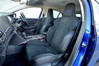 前席は、表皮にアルカンターラを採用した「GTスポーツシート」。ヘッドレストにはチェカードフラッグの刺しゅうも。