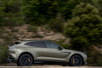 SUV離れしたハンドリングとフットワークに磨きを掛けつつ、動力性能を大幅に高めた「DBX707」。これから登場するライバルとどのような戦いを繰り広げるか。“スーパーSUV”のパワーウォーズに注目である。