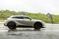 ボディーサイズは全長×全幅×全高＝4710×1880×1560mmで、ホイールベースは2770mm。先にデビューした「クロスオーバー」よりも全長が220mm、ホイールベースが80mm短い。