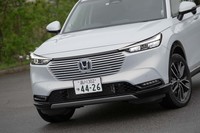 ボディー同色のフレームレスグリルが印象的だ。試乗車のボディーカラーは白系の「プレミアムサンライトホワイトパール」。