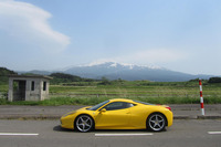 ちょうど10年前、「フェラーリ458イタリア」で山形県内の日本海東北道を走行中、白い「クラウン」の覆面パトに速度超過で捕まった。写真はスピード違反の直後、記念にと鳥海山をバックに撮影したもの。今となってはこれもいい思い出だ。