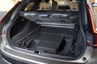 荷室の床板は丸ごと持ち上がるようになっており（写真の位置で固定できる）、その下にも収納スペースが用意されている。