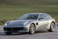 派生か新型か？ フェラーリ自身は「GTC4ルッソT」を“6番目の新型車”と主張している。日本でもすでに2017年3月にお披露目されており、車両価格は2970万円。