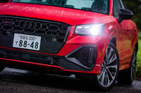 試乗車に装備されていた「マトリクスLEDヘッドランプ＋ダイナミックターンインディケーター」は12万円のオプションアイテム。周囲の明るさや車両を感知し、照射する範囲や角度を自動調整するヘッドランプと、シャープなブレード形状を描いて点灯するウインカーが内蔵されている。