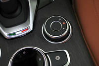 「アルファD.N.A.ドライブモードシステム」のダイヤル式セレクター。