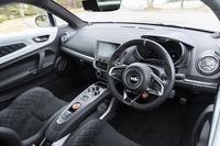 ミドシップスポーツカーでありながら大きな我慢を強いられないのが「A110」の美点。この手のクルマとしてはキャビンは広々としており、乗り込むのもそれほど苦労しない。