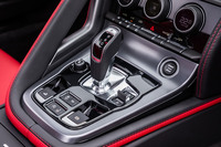 オーソドックスなガングリップタイプのシフトセレクターを採用。ソフトトップの開閉スイッチは、シフトパネルの左後方に配置される。