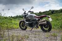 欧州の環境規制「ユーロ5」をクリアすべく改良が施された2021年モデルの「BMW R nineTスクランブラー」。クルーズコントロールをオプション設定するなど、装備の拡充も図られた。