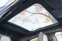 大きな「パノラミックガラスルーフ」は10万2000円のオプション。装着車は車重が10kg重くなる。