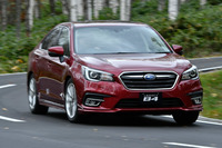 テストコースを行く「レガシィB4」。今回のマイナーチェンジでは、サスペンションや電動パワーステアリング、エンジン、CVTと、広範囲にわたり手が加えられた。