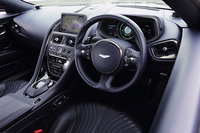 従来モデルから意匠が一新されたインテリア。レバーで操作するフライオフ式だったパーキングブレーキは、「DB11」ではボタン操作の電子制御式となった。