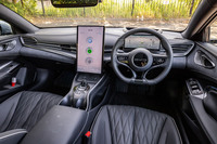 シンメトリーデザインが採用されたインストゥルメントパネルの中央に、15.6インチタッチスクリーンを配置。このスクリーンはBYD車でおなじみとなる90度の電動回転式で、写真のような縦固定もできる。