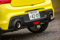 リアビューを引き締める専用デザインのバンパーとデュアルエキゾーストパイプ。排気系についてはマフラー内部の構造と容量を見直すことで、エンジンの回転に対してリニアに音量が上がり、ターボのトルク感を体感できるサウンドを実現しているという。