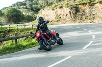 「SM700」にはスリッパークラッチが標準装備されており、安定した減速と力強いコーナリングの実現に貢献する。