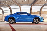 オリジナル「A110」の面影を色濃く残す新型のサイドビュー。ただしエンジンレイアウトはRRではなくMRとされる。