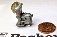 5ユーロセント硬貨との比較で、その小ささを示す。